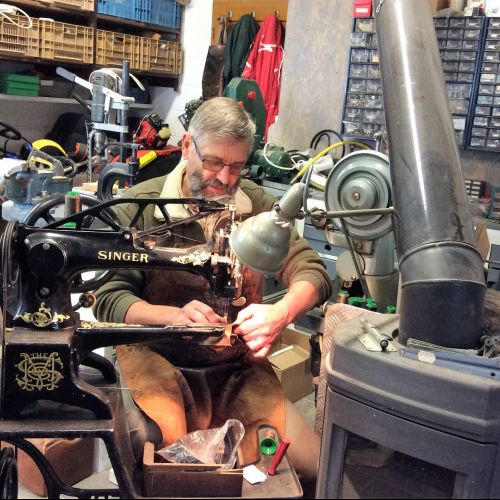 Pierrick Wiel dans son atelier à la machine à coudre Singer